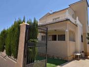 CHALE EN ESQUINA CON VISTAS DESPEJADAS EN ORIHUELA COSTA