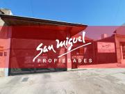 CHALET 3 amb. con cochera, fondo libre. cocina y living...