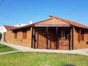 Chalet 3 ambientes con garage en Dolores y Guahanani