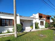 Chalet 4 ambientes, cochera y parque. Villa...