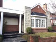CHALET 4 AMBIENTES CON GARAGE Y PARQUE IMPECABLE ESTADO!