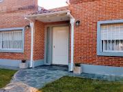 Chalet 5 amb. en una planta con pileta, quincho y...