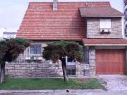 Chalet 5 ambientes de estilo marplatense, sobre lote de...