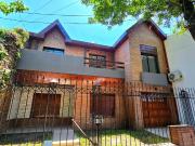 CHALET 6 AMBIENTES EN VENTA CASTELAR NORTE PILETA