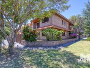 Chalet 7 amb. con jardín, suite, dep. de servicio Martínez