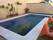 Chalet adosado con piscina y jardín en Huerta de Las Pilas