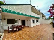 Chalet adosado de 270m2 con 5 dormitorios, 3 baños y...