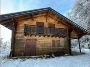 Chalet avec forêt, champ