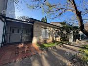 Chalet Clásico 3 Amb en Planta baja con Fondo y Cochera