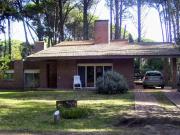 Chalet clásico en 1 planta en la mejor zona de Carilo,...