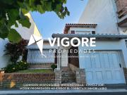 Chalet con cochera en Venta en Quilmes 4 Dormitorios,...