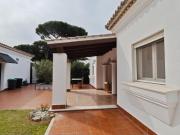 Chalet con gran parcela y piscina a un paso del mar en...