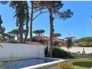 Chalet con jardín privado y piscina a pocos minutos de...