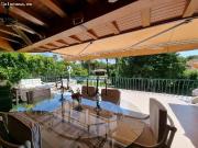 Chalet con patio, piscina, jardin, tenis, porche,bodega...
