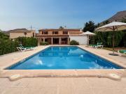 Exclusivo chalet con encanto mediterráneo y total...