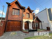 Chalet con verde, pileta y quincho