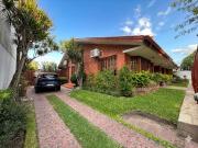 Chalet con verde y pileta, sobre 2 lotes, Barrio Parque...