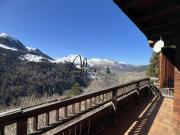 Chalet dans un espace naturel face aux montagnes