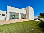 Chalet de 2 dormitorios y 4 baños con garaje y piscina...