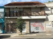 Chalet de 3 ambientes con local y garage en Moreno y Salta