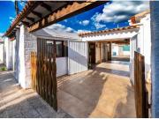 Chalet de 3 dormitorios con piscina y garaje, parcela de...