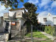 Chalet de 4 ambientes con local y depto 2 ambientes...