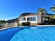 Chalet de 5 dormitorios en 2ª línea de mar en Calpe, con...