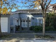 CHALET de 6 AMBIENTES con GGE, PARQUE y QUINCHO....