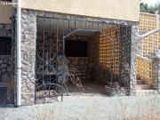 Chalet de dos plantas con piscina y garaje