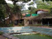 Chalet de epoca a reciclar sobre 3 lotes