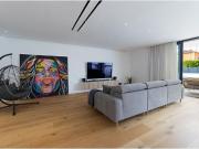 Chalet de lujo con apartamento,piscina y jardín en...