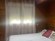 CHALET DE MADERA CON PISCINA Y JARDINES EN PARCELA VALLADA