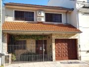 Chalet de varios ambientes con sólida construcción y...