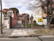 Chalet en 2 plantas con terreno libre, pileta y quincho...