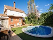 Chalet en alquiler en calle Osca, Castelldefels, de 250... Chalet en alquiler en calle Osca, Castelldefels, de 250...