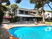 Chalet en alquiler en Castelldefels, de 300 m² 5...