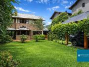 Chalet en el Centro con Jardín, Quincho y 4 Dormitorios...