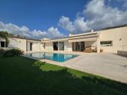 Chalet en esquina con piscina y orientación sur en...