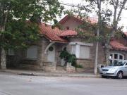 Chalet en esquina de 3 ambientes con dependencia en...