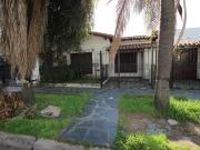 Chalet en una planta, sobre lote de 10x25 con jardín y... Chalet en una planta, sobre lote de 10x25 con jardín y...