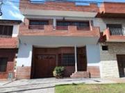 Chalet en venta de 6 ambientes con jardín, piscina y cochera