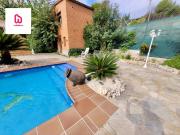 Chalet en venta en Abrera. Casa a cuatro vientos con...