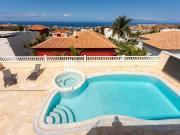 Chalet en venta en Adeje, Playa Fañabé Alto. Villa La...