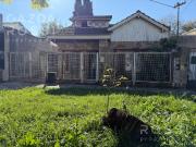 Chalet en venta en Adrogue con pileta