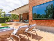 Chalet en venta en Alella. ALELLA. Céntrica y de diseño....