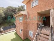 Chalet en venta en Alella. Casa de diseño en venta en...