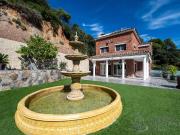 Chalet en venta en Alella. Exclusivo Chalet Reformado en...