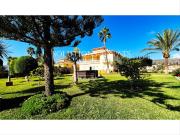 Chalet en venta en Benajarafe. Amplio chalet...