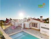 Chalet en venta en Benajarafe. Chalet en Urbanización La...