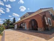 Chalet en venta en Campo Real. Espectacular chalet en...